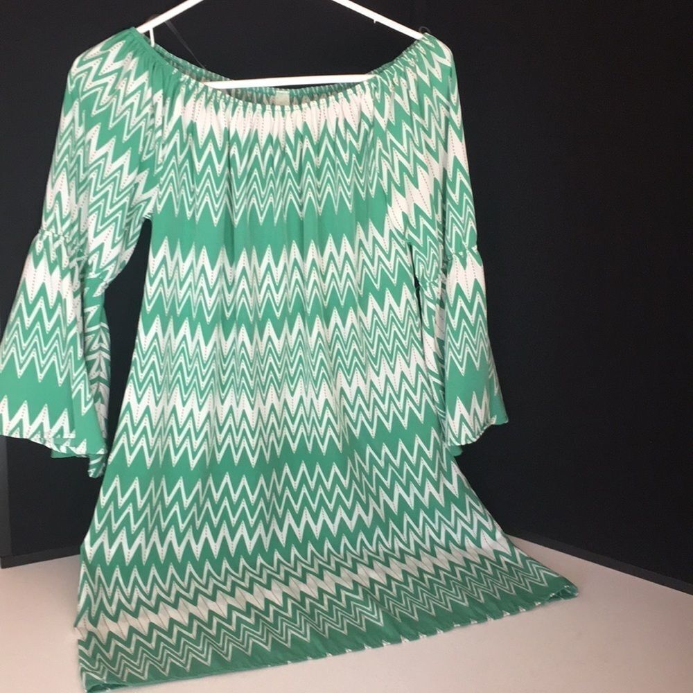 Emerald Green Short Dress with Flare Arms Size Small